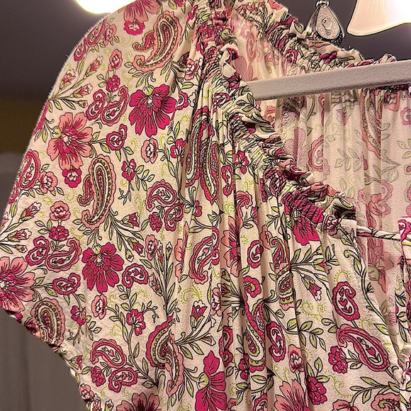 Patrons of peace~ Paisley and floral print with colors of sage and pinks.Size M - Picture 9 of 9